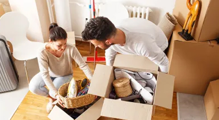 couple packing